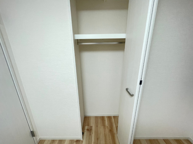 ����15
