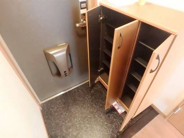 ����8