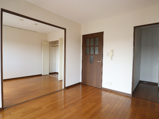 ����18