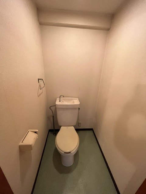 ����4