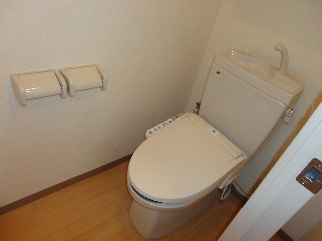 ����4