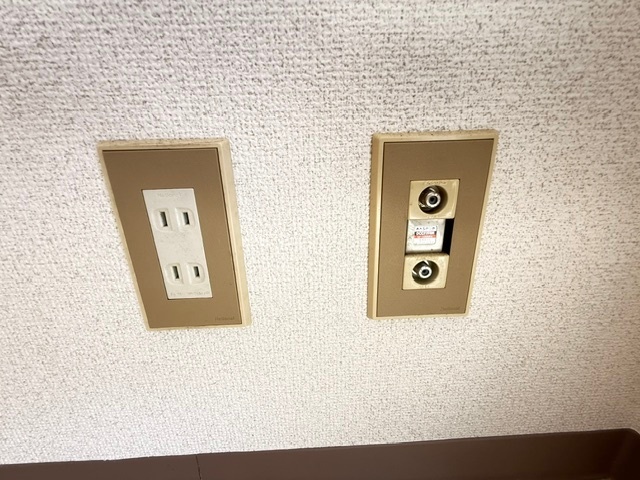 ����30