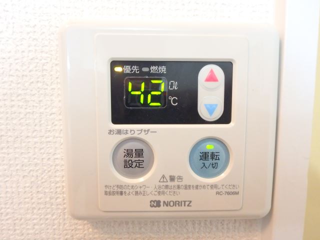 ����15