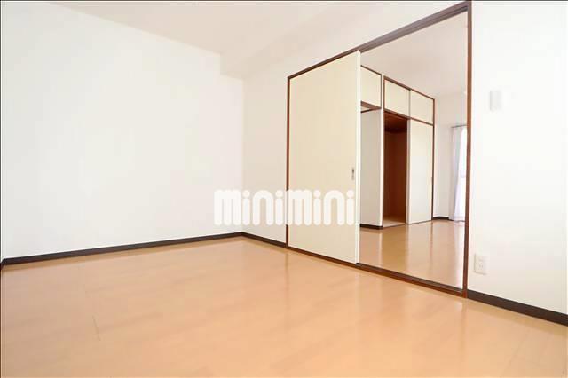����12
