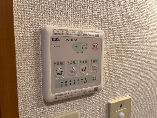 ����12