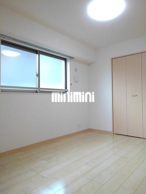 ����9