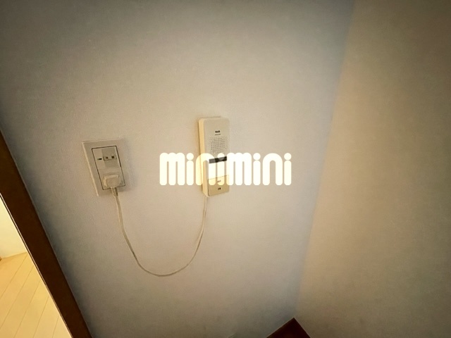 ����12