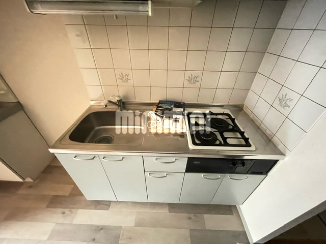 ����15
