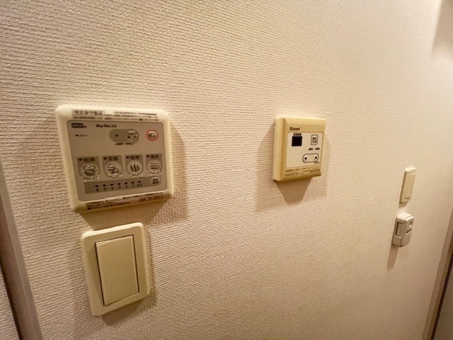 ����12