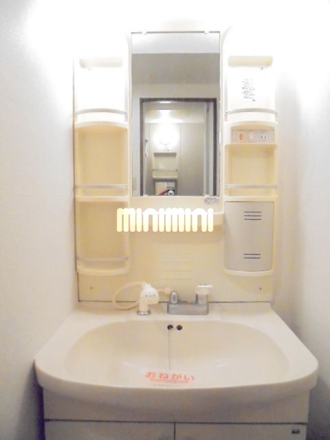 ����4