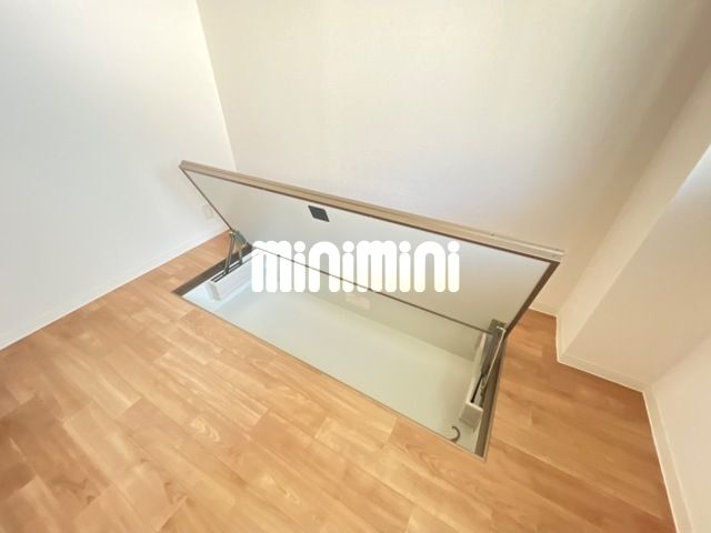 ����17