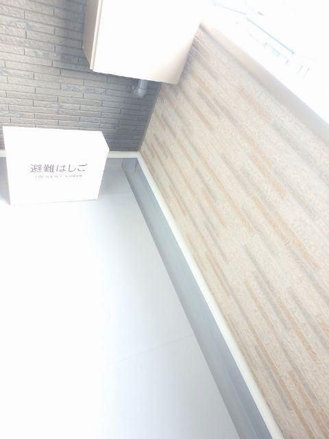 ����9