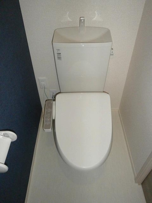 ����4