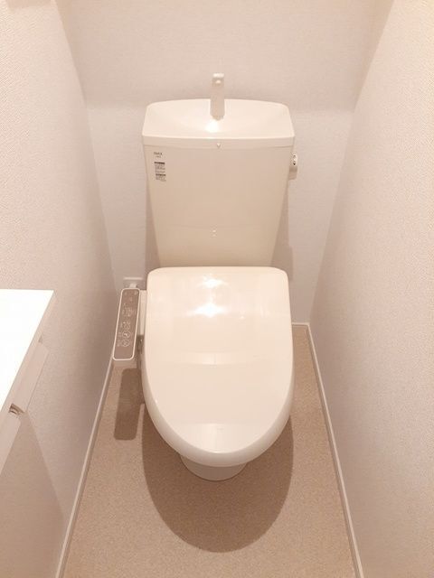 ����4