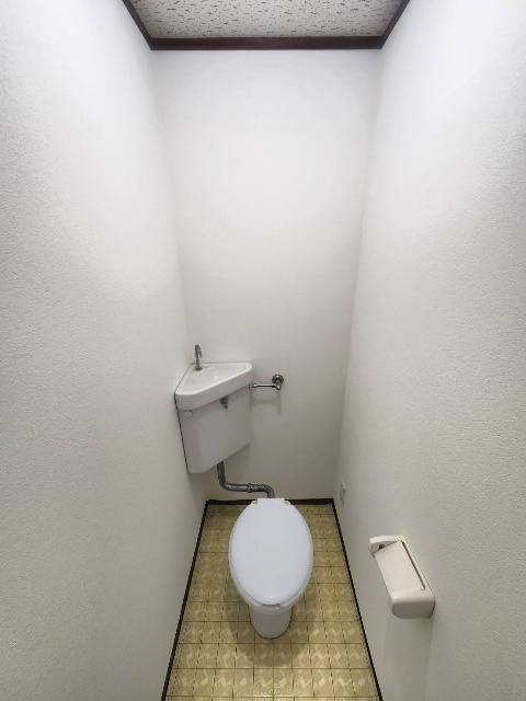 ����4