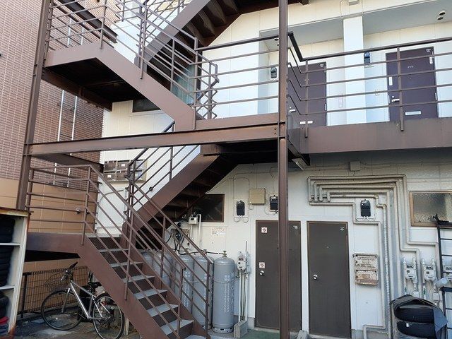 ����12