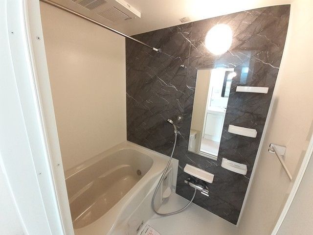 ����3