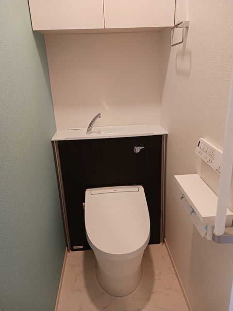 ����4