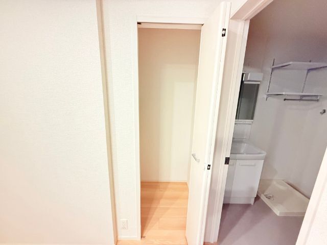 ����17