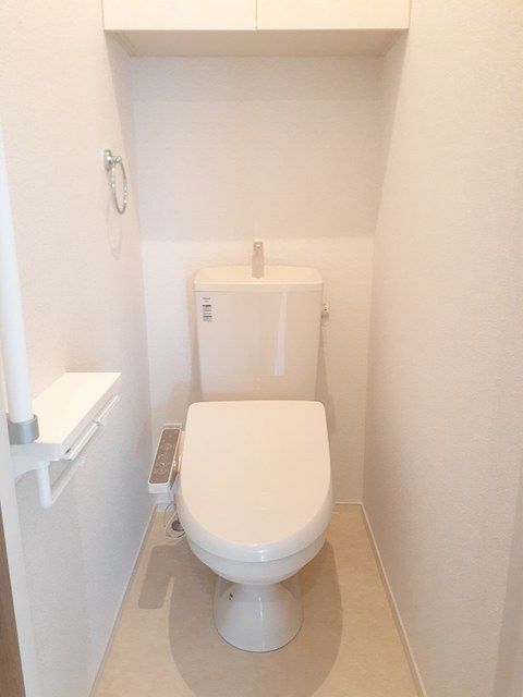 ����4