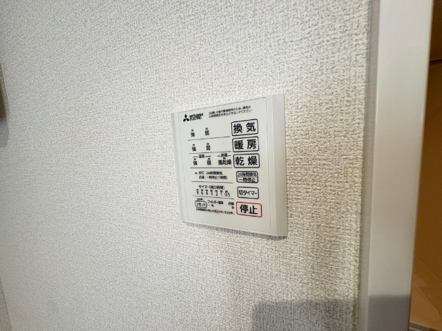 ����30