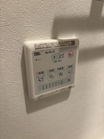 ����15