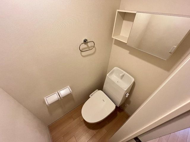 ����4