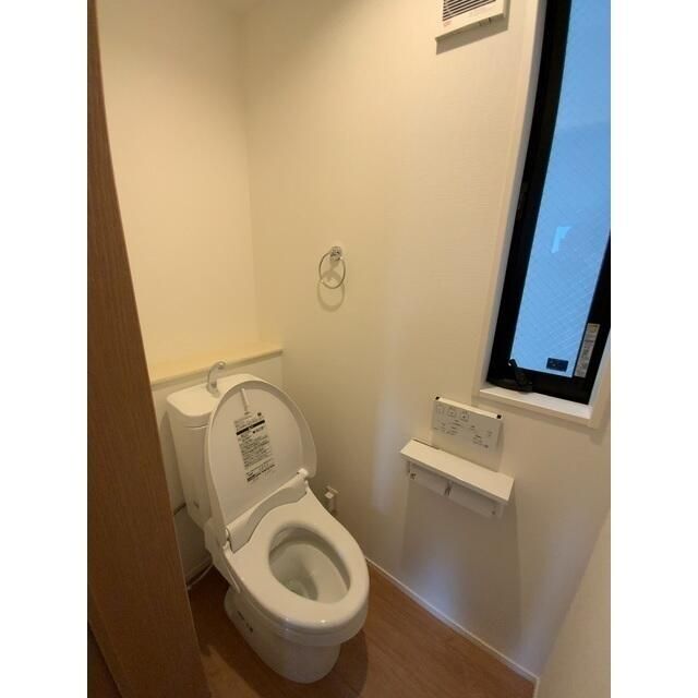 ����4