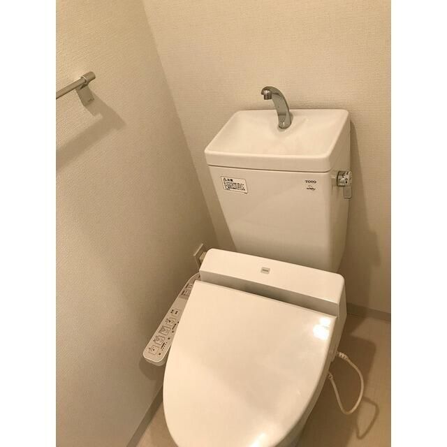 ����4