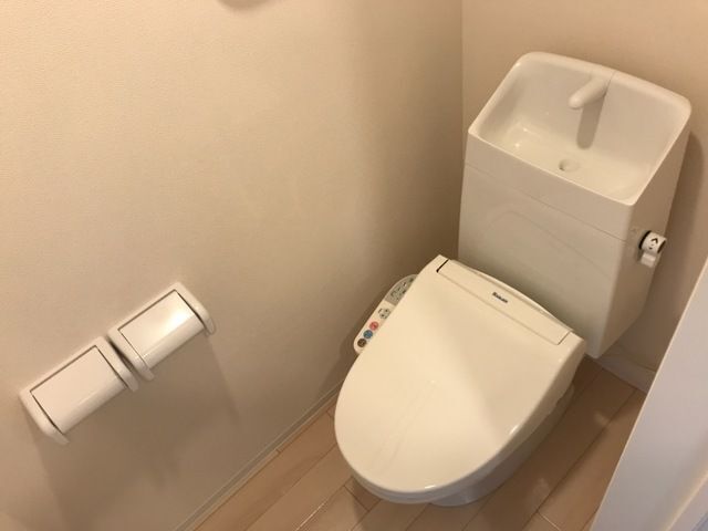 ����4