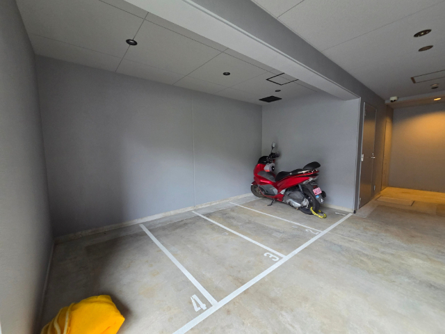 ����18