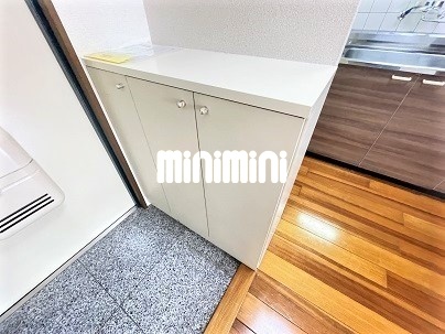 ����8