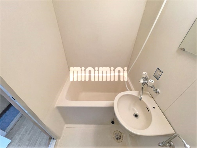 ����4