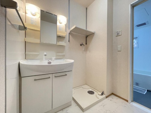 ����4