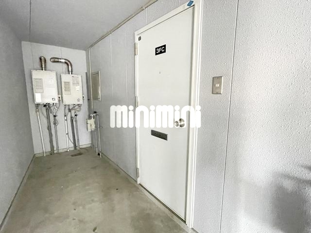 ����12