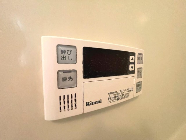 ����15