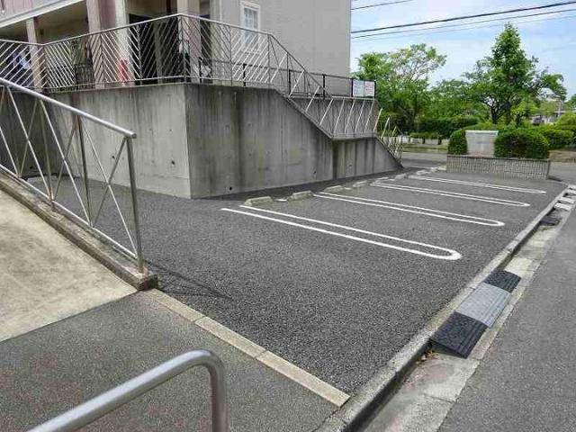 ����12