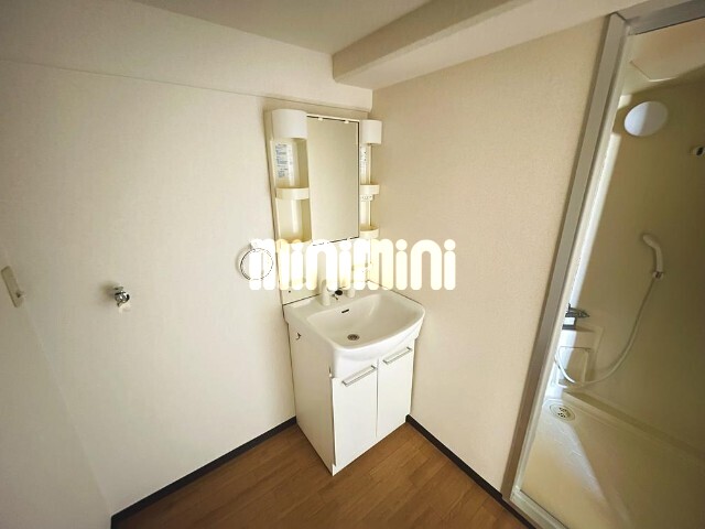 ����4
