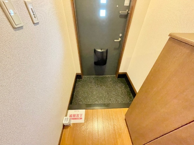 ����9