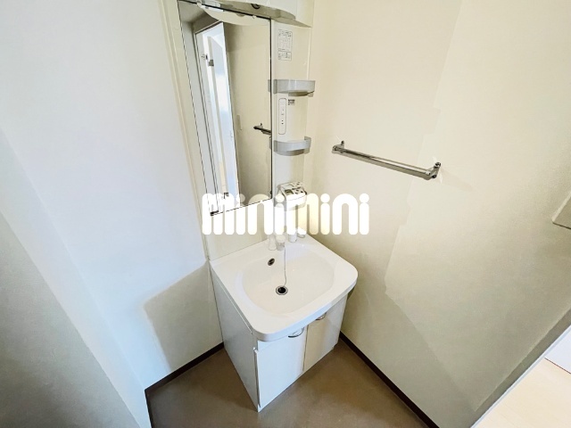 ����4