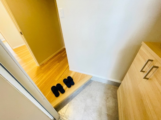 ����9