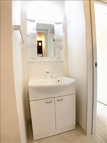 ����4