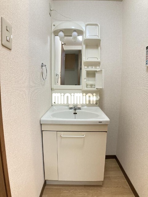 ����4