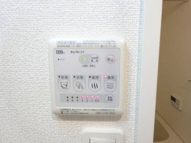 ����12