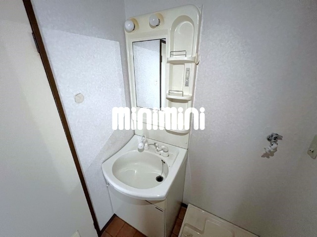 ����4