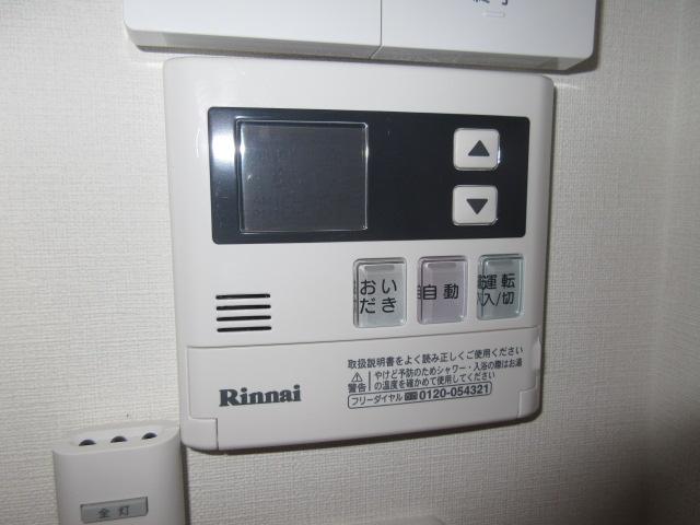 ����15