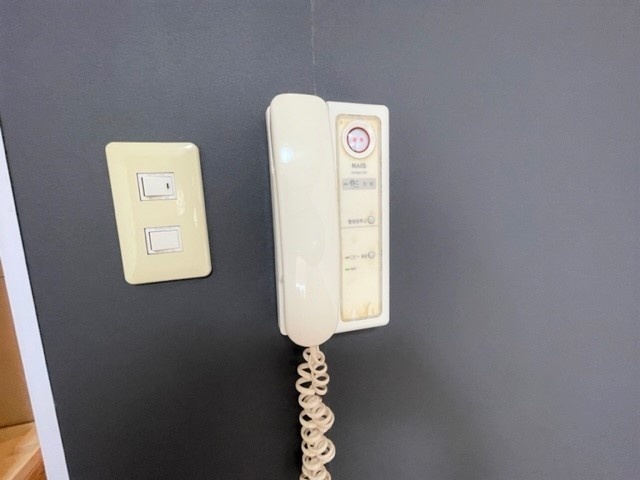 ����15