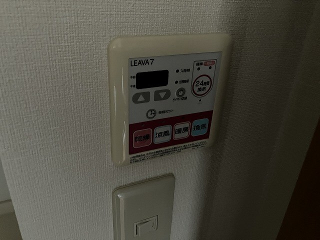 ����17