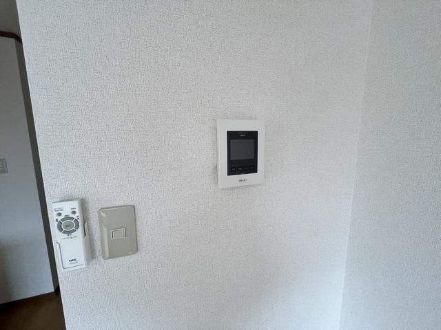 ����12