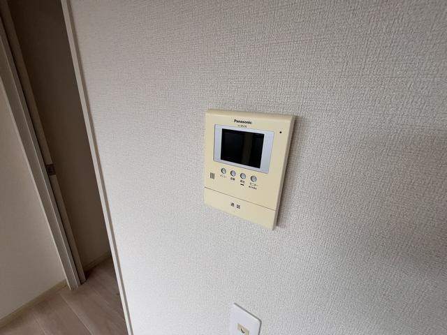 ����12